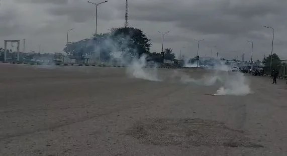 Police fire teargas to disperse #EndSARS memorial at Lekki Toll Gate